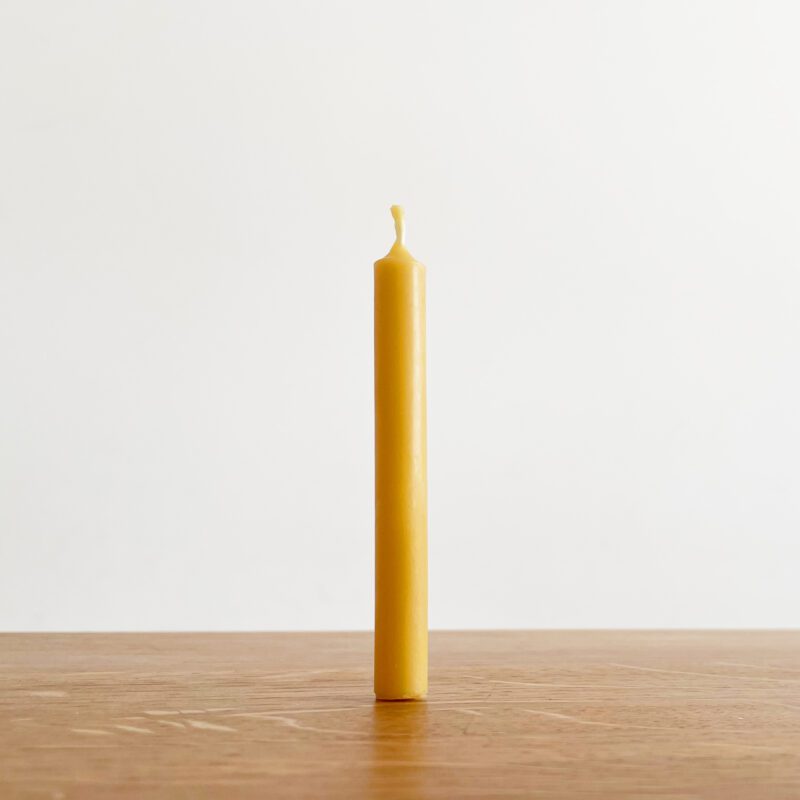 Kleine Kerze aus Bienenwachs